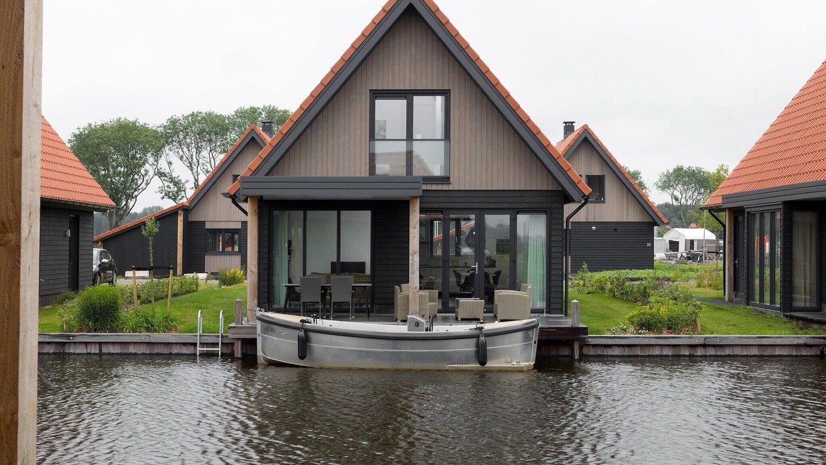 Ossenzijl Villa | Canal Villa with Terrace