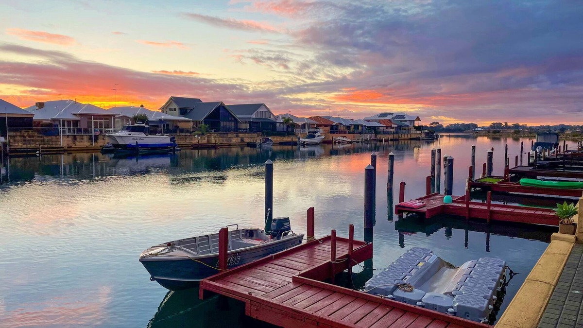 Halls Head House | Canal Vista - waterfront, dolphins, swans and sun in Halls Head, Mandurah