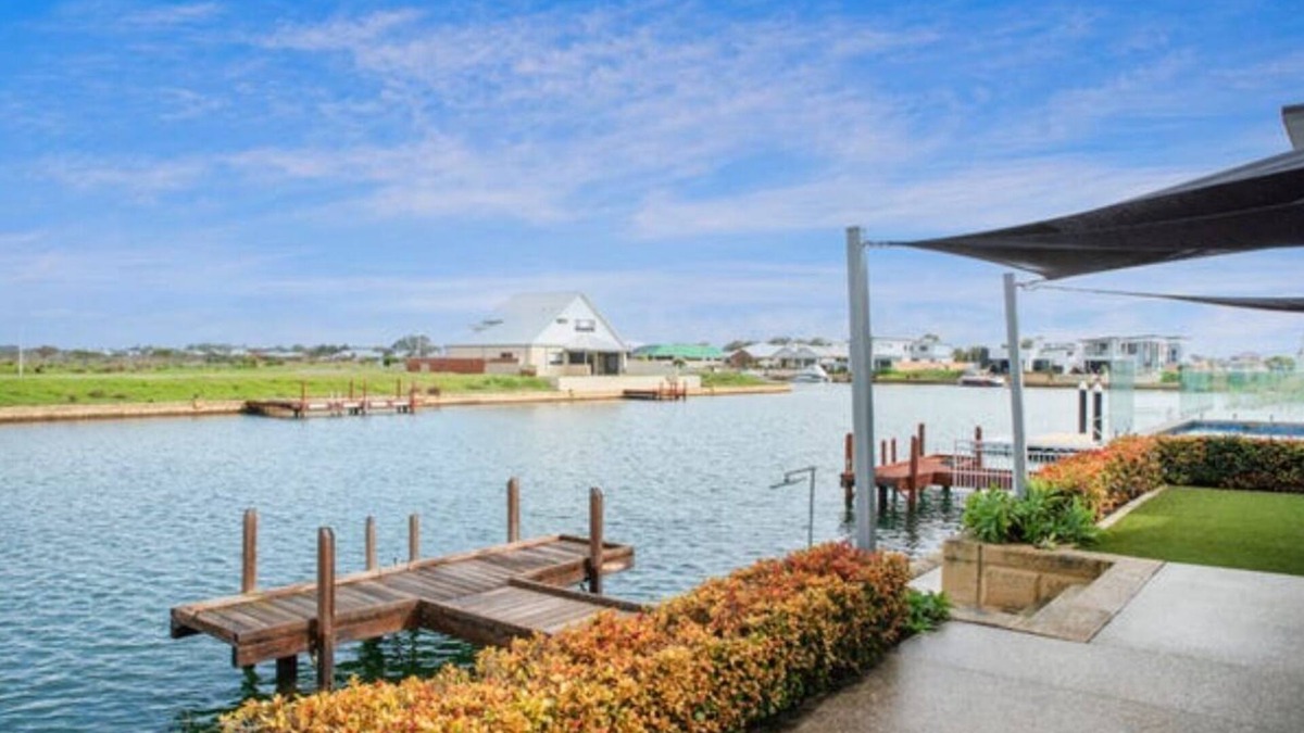 Geographe House | Canal Waters relax and enjoy even bring the boat to the back door