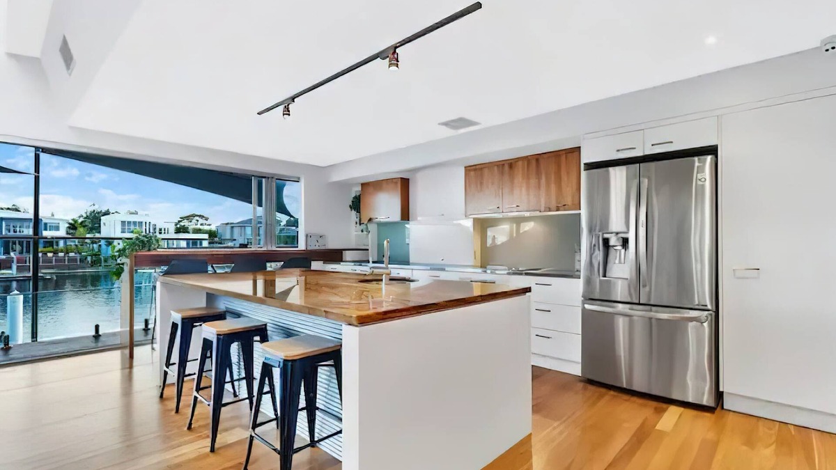 Pelican Waters House | Canalhouse Caloundra—Pontoon, Pool & Pizza Nights