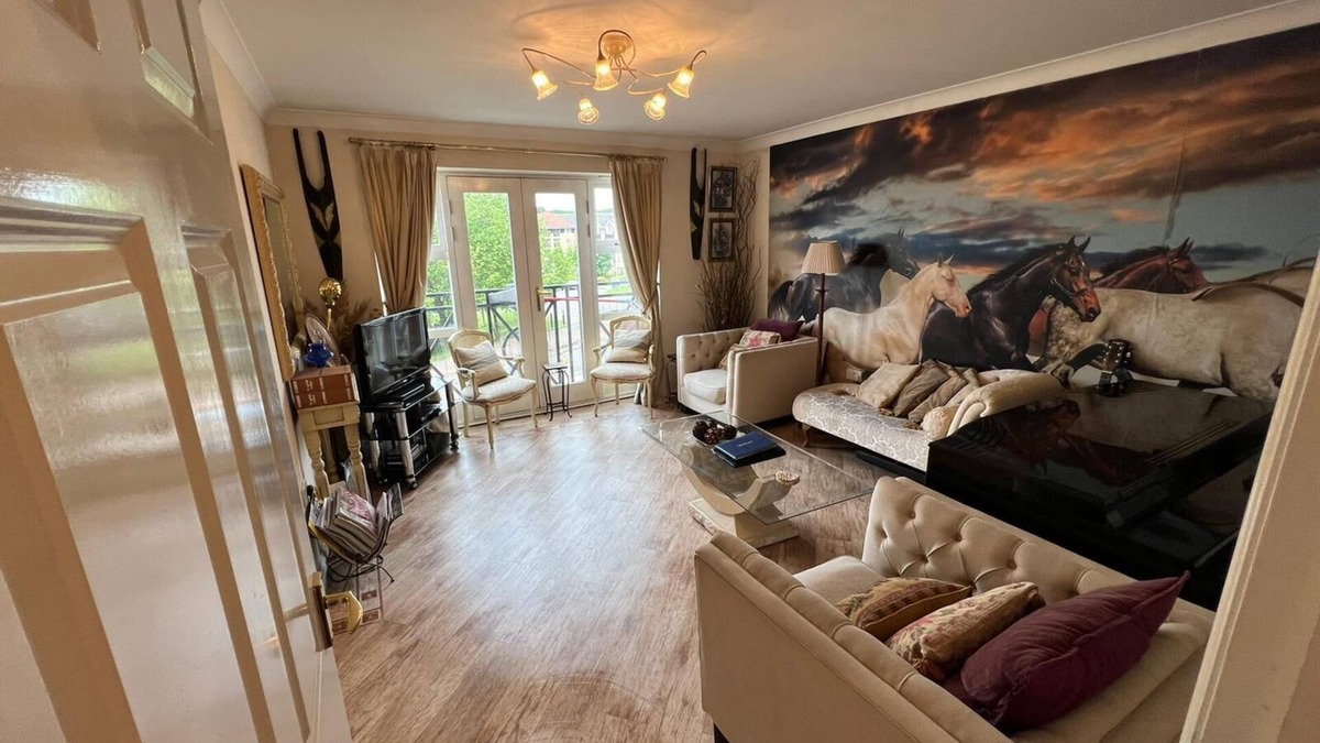 Hemel Hempstead Apartment | Canalside Chic – Your London Escape Starts Here! WIFI and Airport Transfers