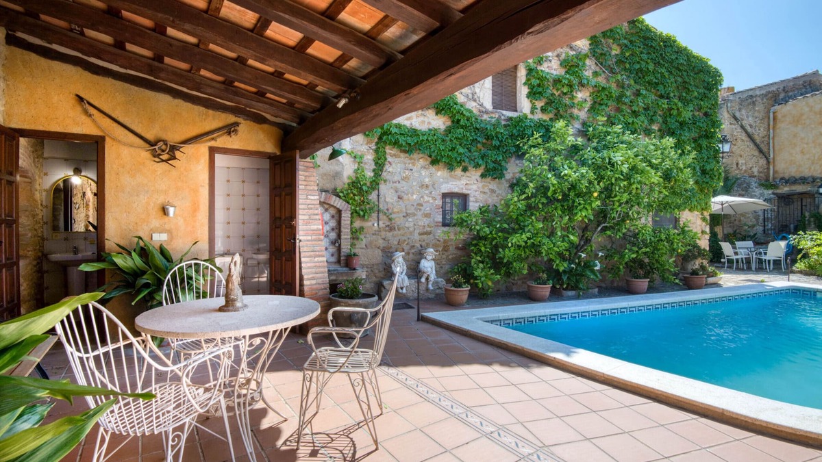 Canapost House | CANAPOST: 16th century farmhouse with private pool