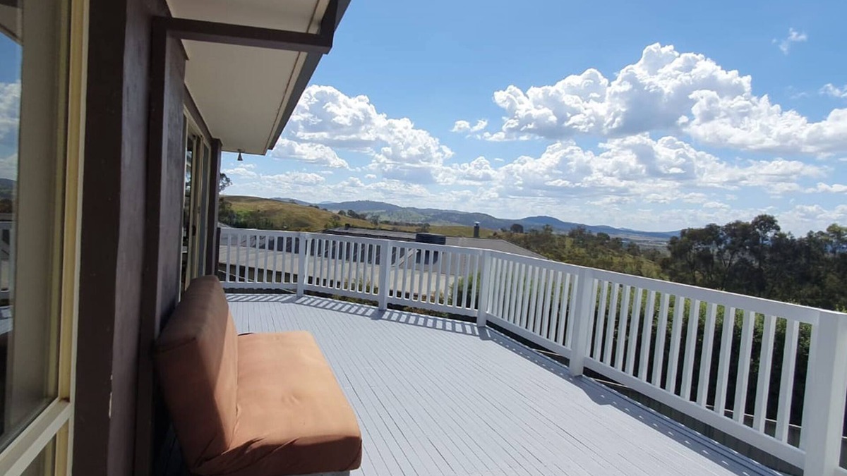 Jerrabomberra House | Canberra Panoramic View Spacious Artist House on Top of Hill by Waterfall