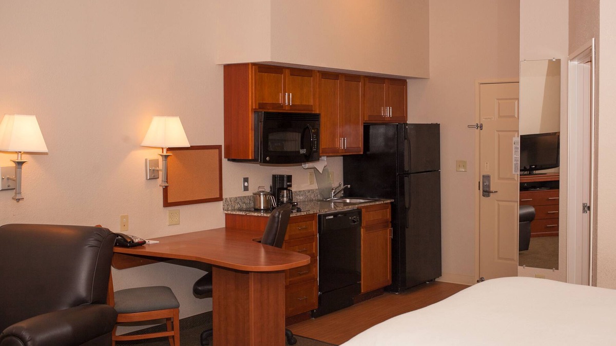 Stollings Hotel | Candlewood Suites Logan by IHG