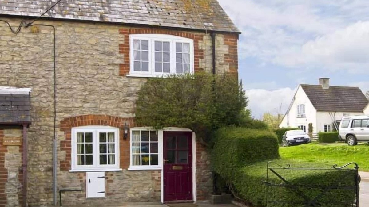 Thornford Cottage | CANDY COTTAGE, pet friendly, with open fire in Thornford