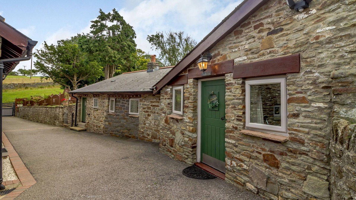 Blackmill Cottage | CANER BACH LODGE, pet friendly, with a garden in Blackmill
