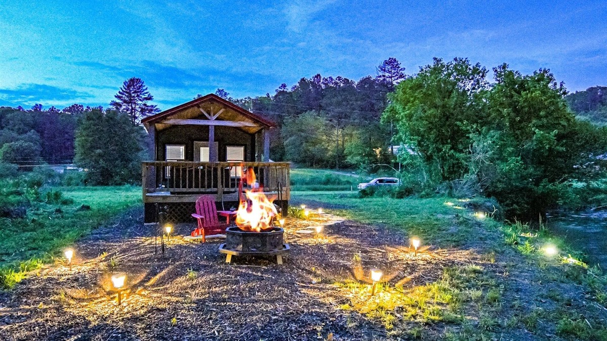 Turtletown Cabin | Caney Creek| Luxury Creekfront | Tiny Cabin|Hot Tub | Wifi | Dog Friendly