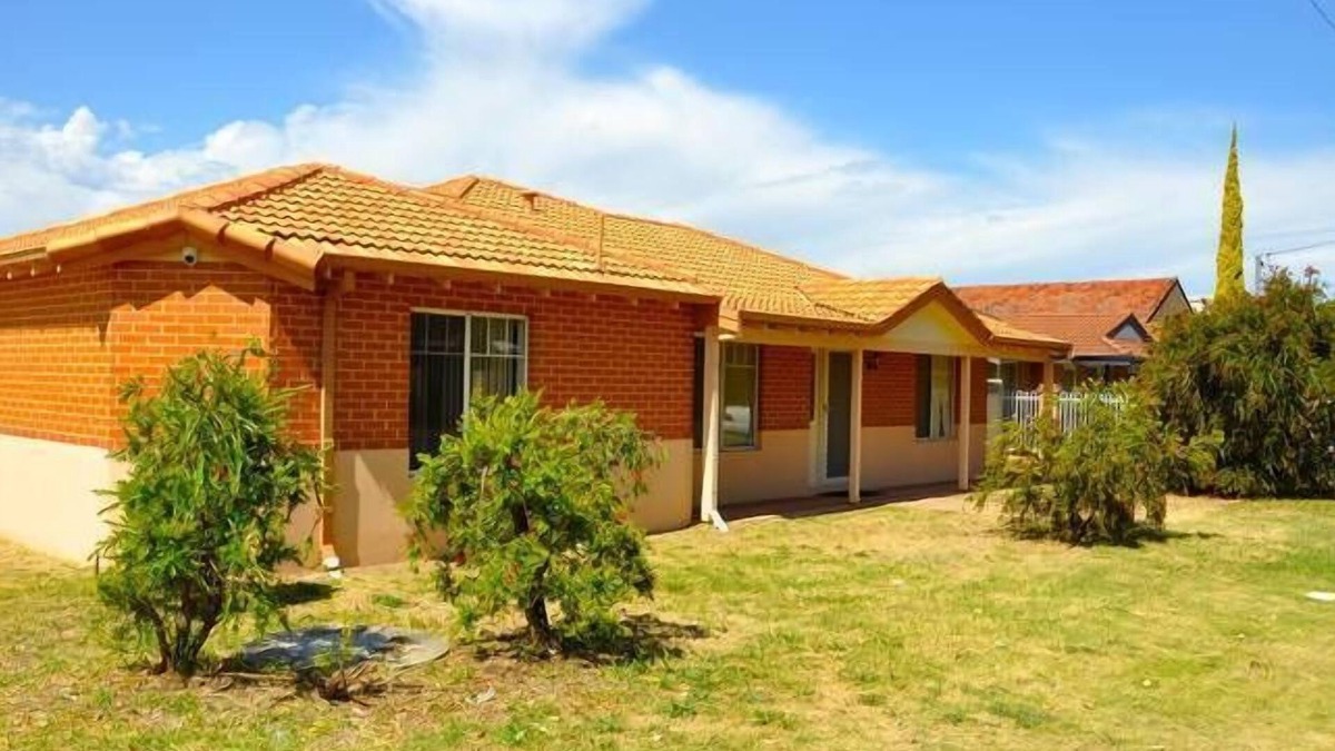 Cannington House | Cannington Home Accommodation House 1 (4 bedrooms & 2 bathrooms)