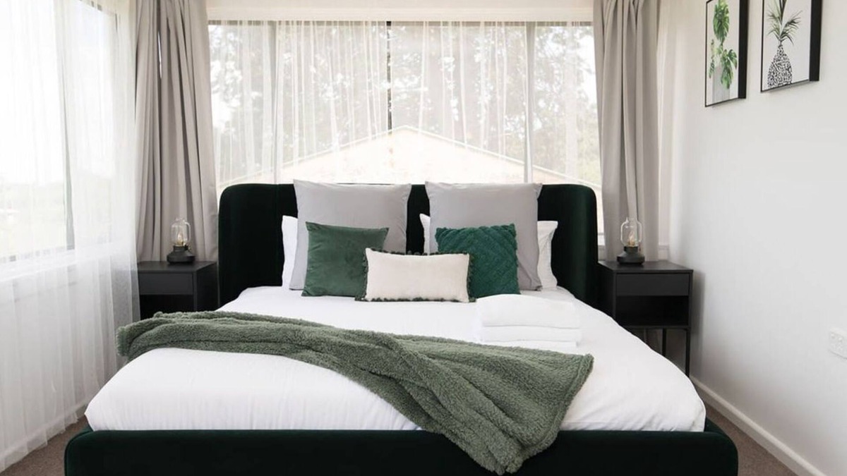 Canobolas House | Canobolas Cottage - Amazing Farm Stay, 4 King Beds