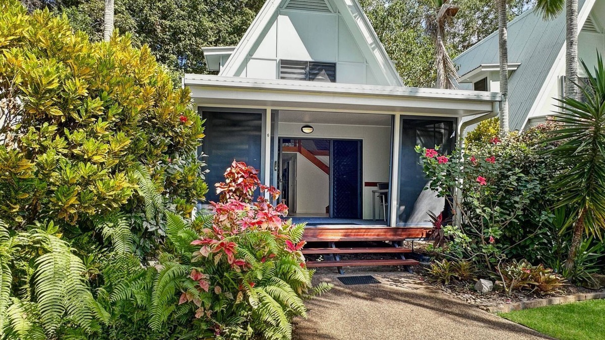 Nelly Bay House | Canopy Chalet 6 - A cozy retreat for two on Magnetic Island.