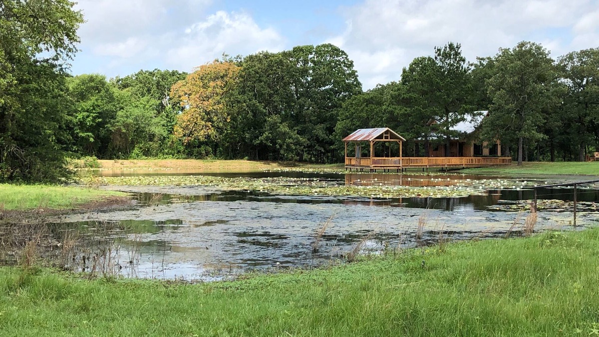 Van Zandt County Cabin | Canton Trade Days cabin! Romantic getaway!