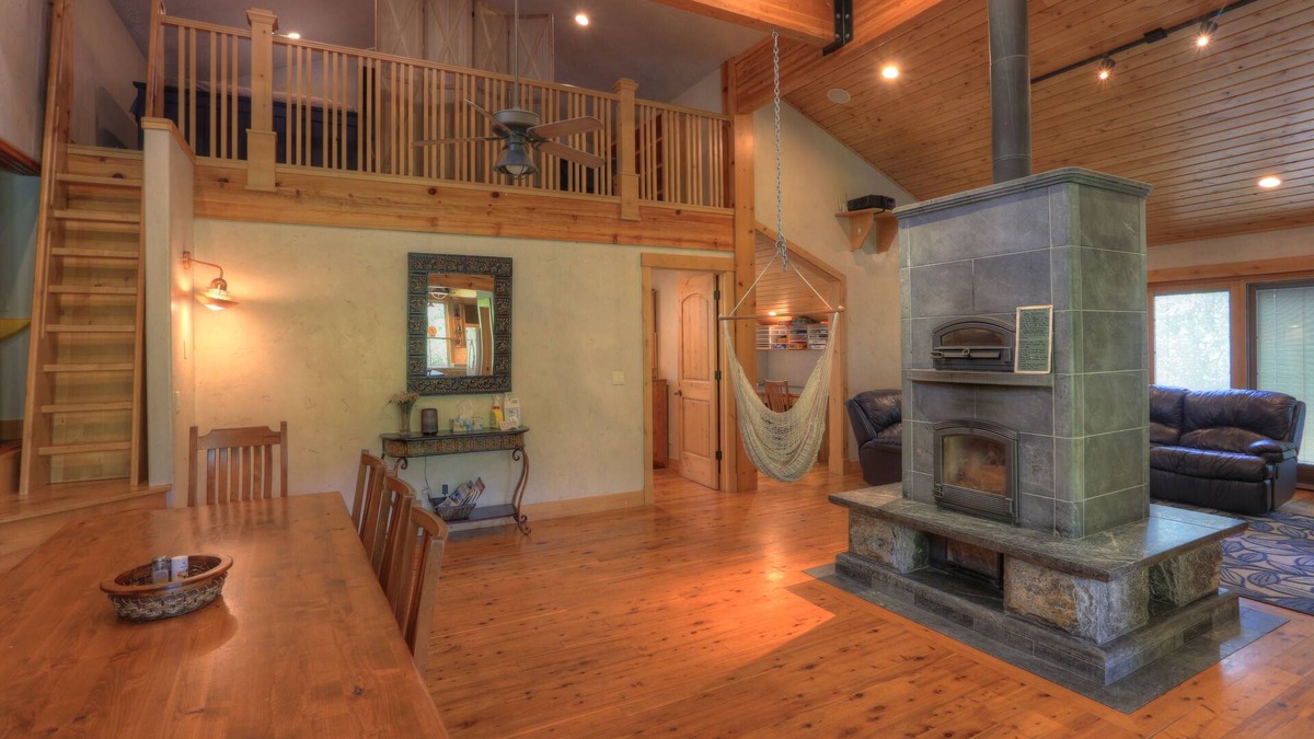 Smithfield Ski Chalet | Canyon Lodge- - 8 Acres - Sleeps 10