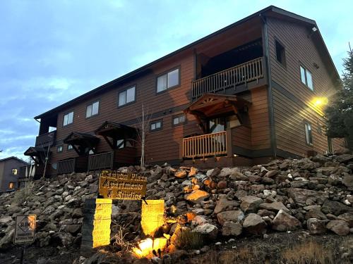 Tusayan Apartment | Canyon Plaza Premier Studios and Apts-South Rim