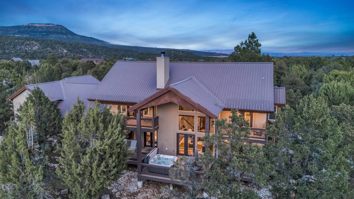 Zion National Park East Entrance Cabin | Canyon Ridge Retreat| hot tub, mins from Zion