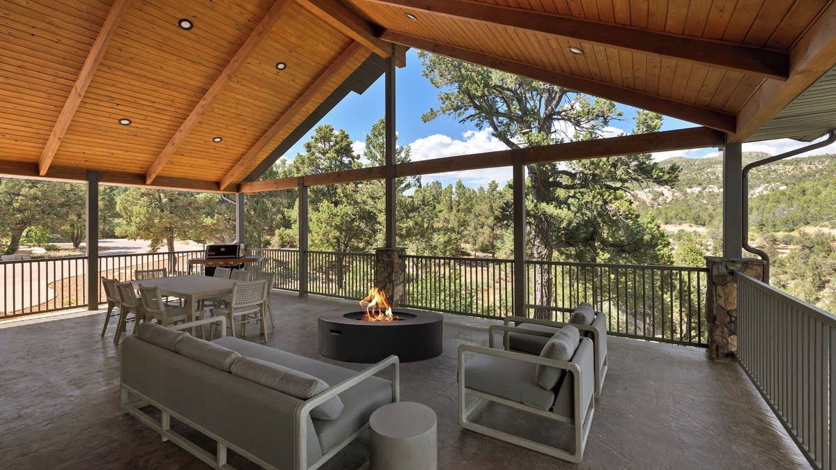 Zion National Park East Entrance House | Canyon-View Retreat Minutes from Zion with Hot Tub, Game Room & Chef’s Kitchen