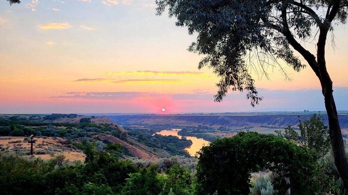Buhl House | Canyonside Retreat - Park-like setting, Panoramic Views with Hot tub & Firepit!