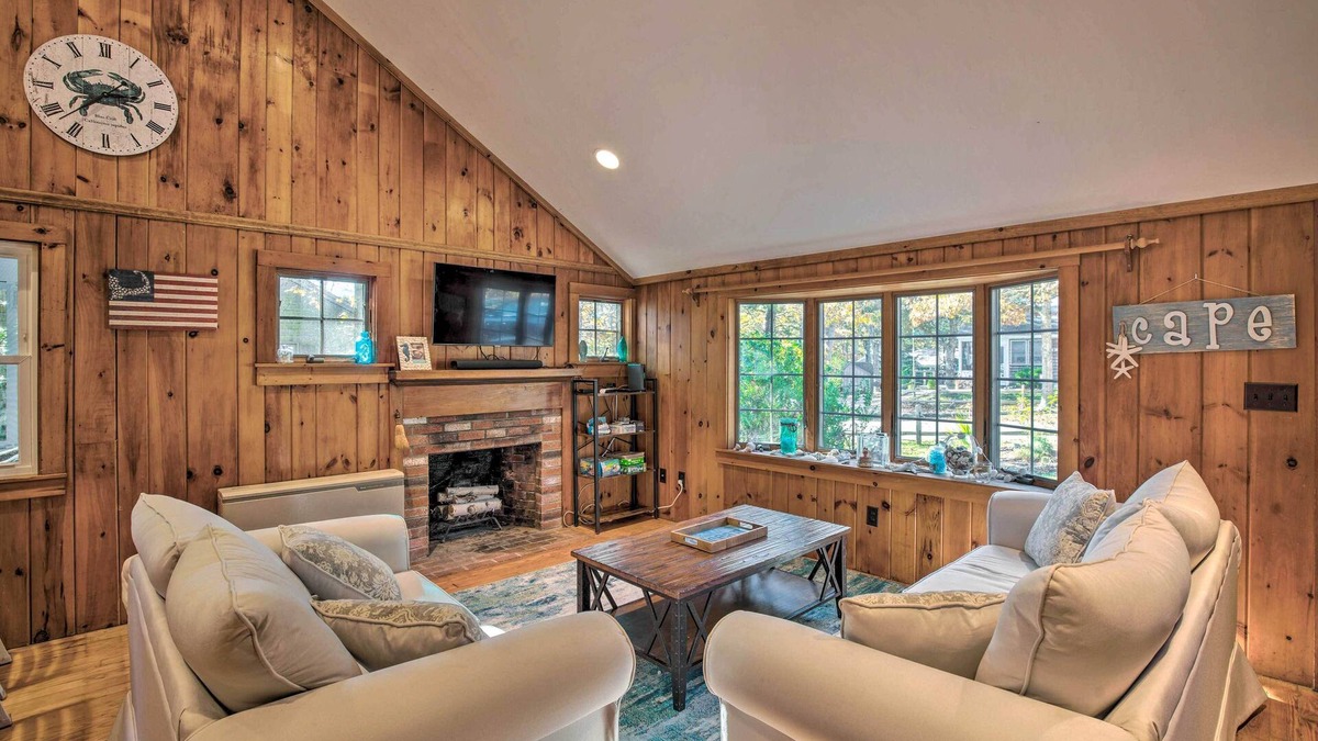 South Dennis Cottage | Cape Cod Cottage: Deck, Grill & Kayaks, Near Beach