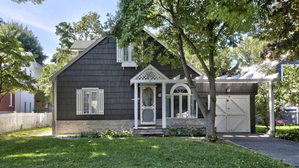 Dorval Ski Chalet | CAPE COD COTTAGE NEAR A LAKE