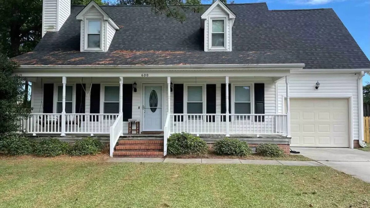 Kings Grant House | Cape Cod-style Family Home - pet friendly!