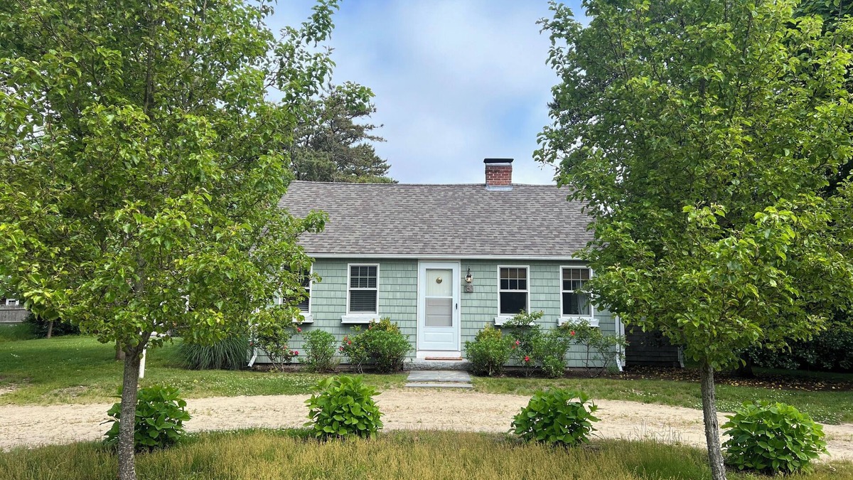 West Harwich House | Cape Cottage- 0.3 miles to beach, pet friendly!