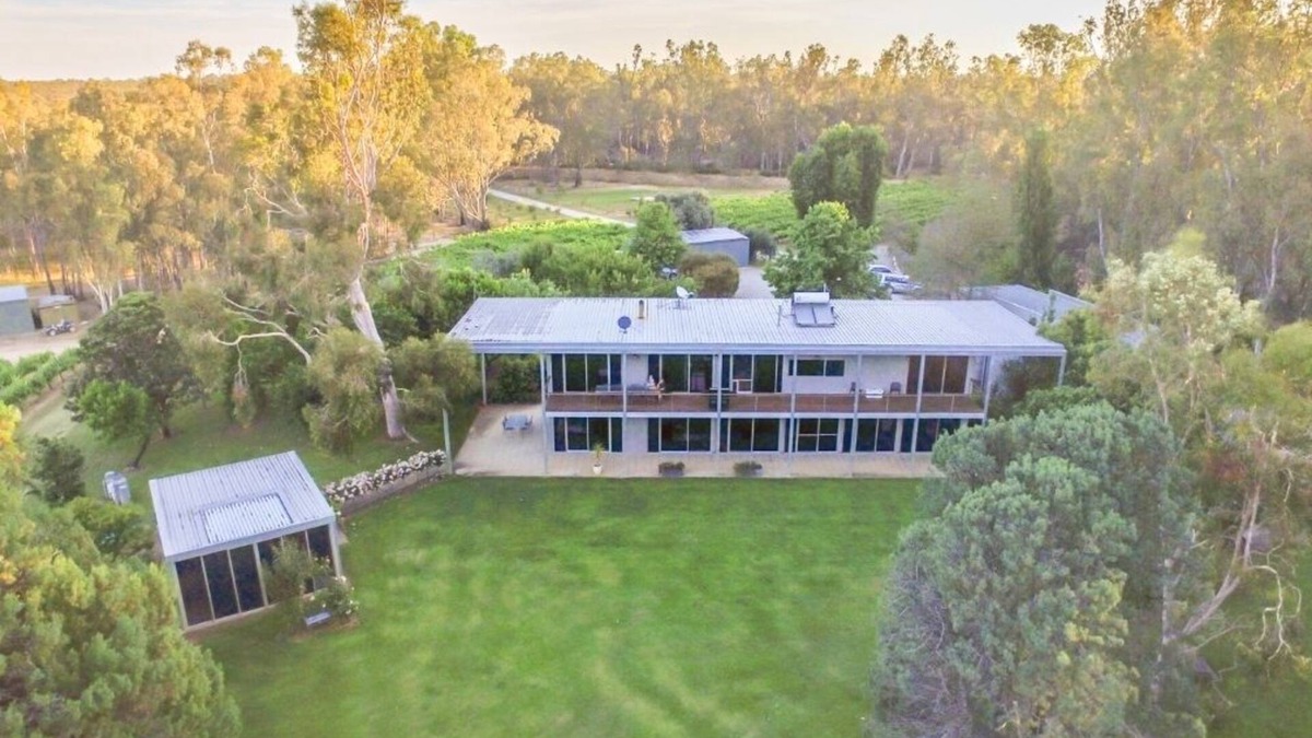 Lower Moira House | Cape Horn Vineyard 5 Bedroom House Riverfront