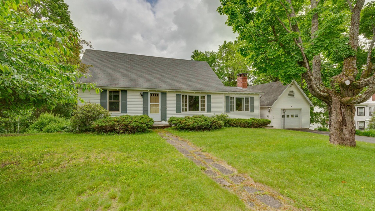 Farmington House | Cape House in Farmington w/Shared Outdoor Pool!
