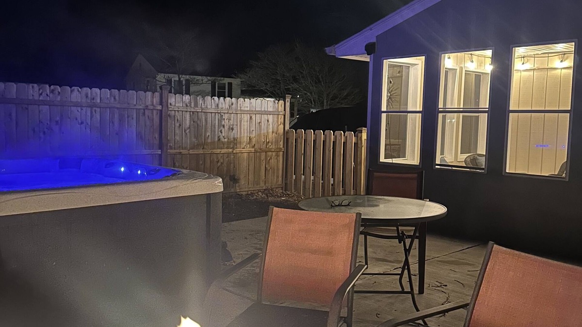 Town Bank House | Cape Mindy HOT TUB Sleeps 8, Dog & EV Friendly, Outdoor Shower