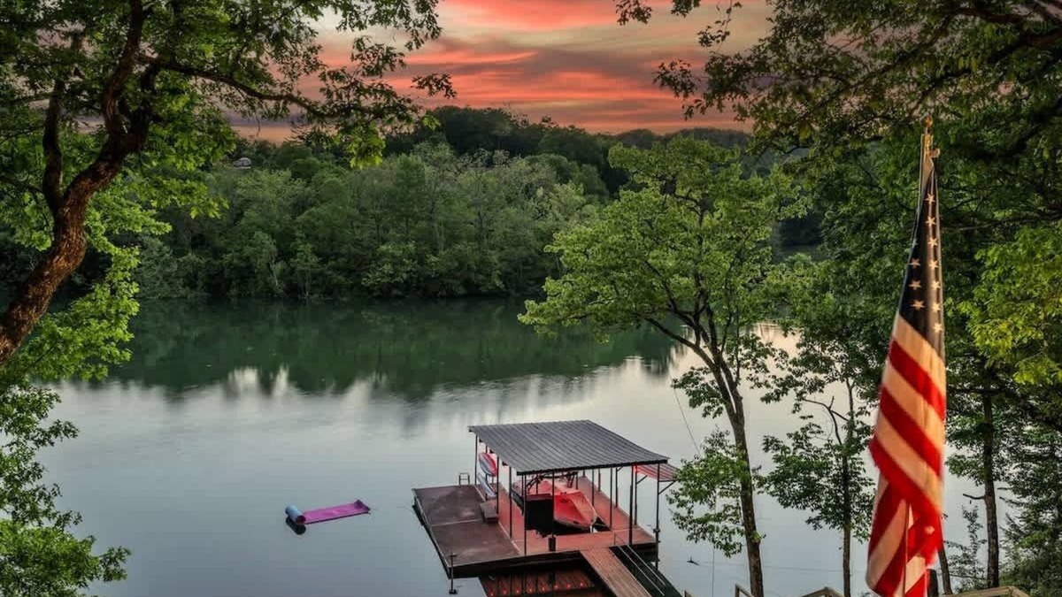 Rock Harbor House | Cape Norris Lake House
