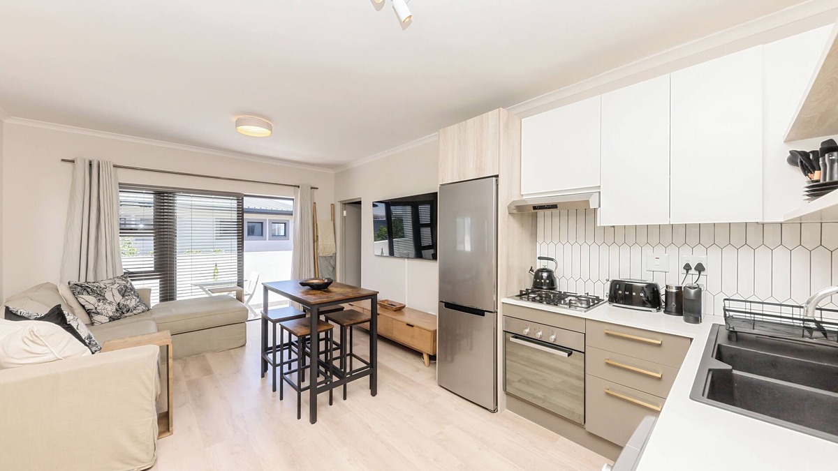 Flamingo Vlei Apartment | Cape on Viola 13