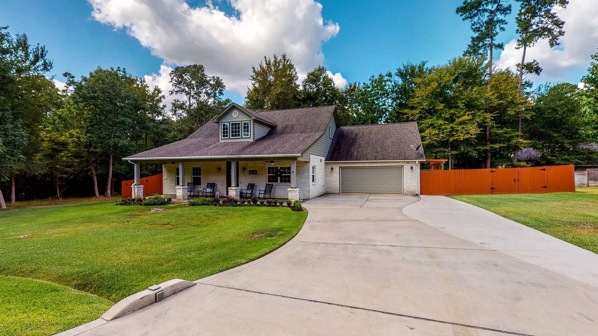 Cape Royale House | Cape Royale estate by Lake Livingston with pool, marina, & private hot tub