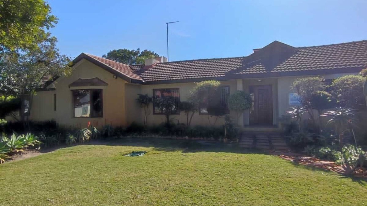 Trawal House | Cape Town Holiday Home with 5 Bedrooms and 5 Bathrooms.