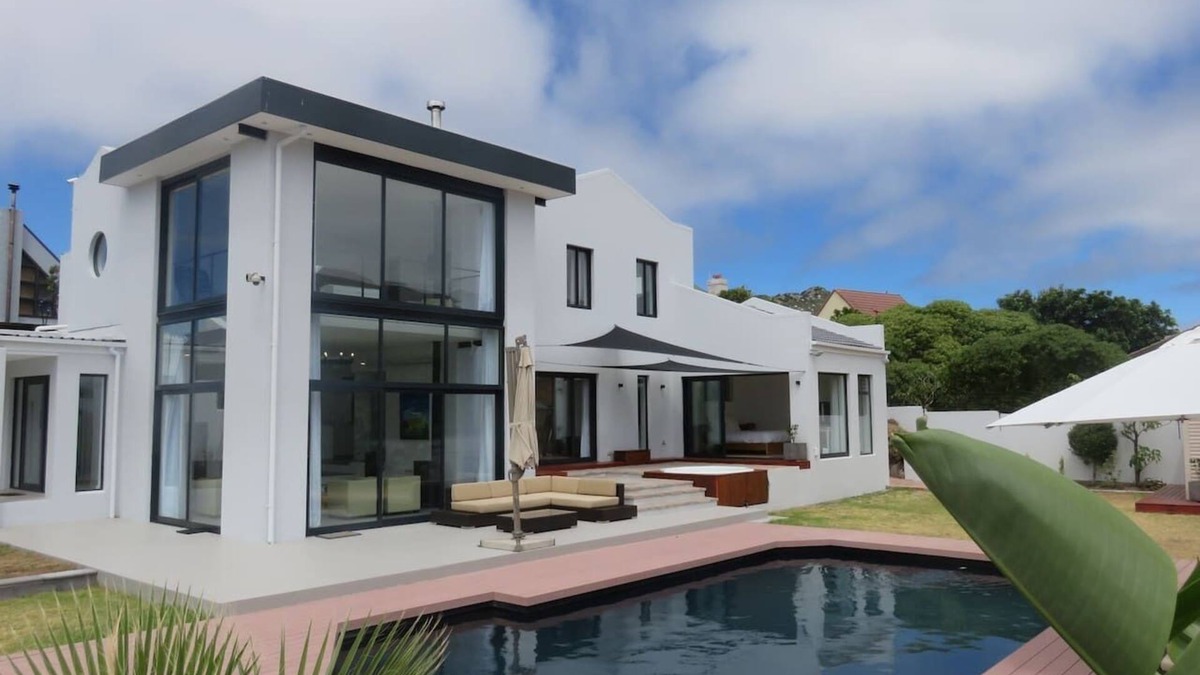 Capri Villa | Cape white villa (Load shedding free)
