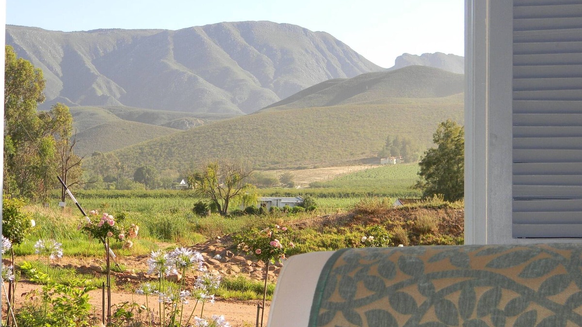 Langeberg House | Cape Winelands cottage 90m2 with beautiful views of vineyards, mountains & orcha