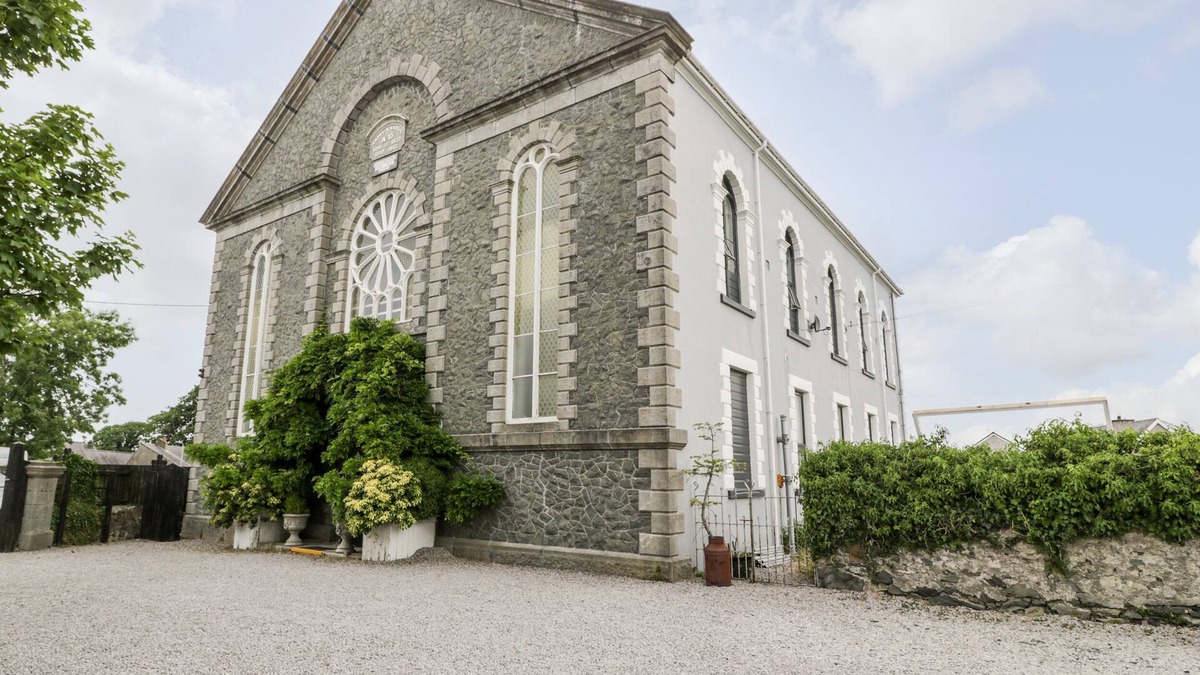 Llanrug Cottage | CAPEL MAWR, BASEMENT 19, pet friendly, with a garden in Llanrug
