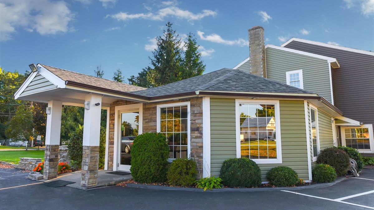Hampton Manor Hotel | Capital Inn & Suites