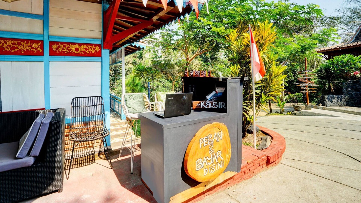 Klojen Hotel | Capital O 93238 Lembah Mbalong Resort
