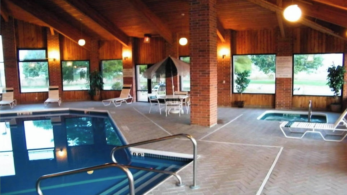 Mexico Hotel | Capital O Amerihost Inn and Suites Mexico Hwy 54 MO