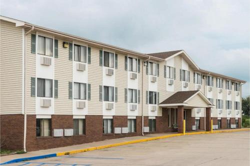 Kingdom City Hotel | Capital O Amerihost Inn and Suites Kingdom City Hwy 54 MO