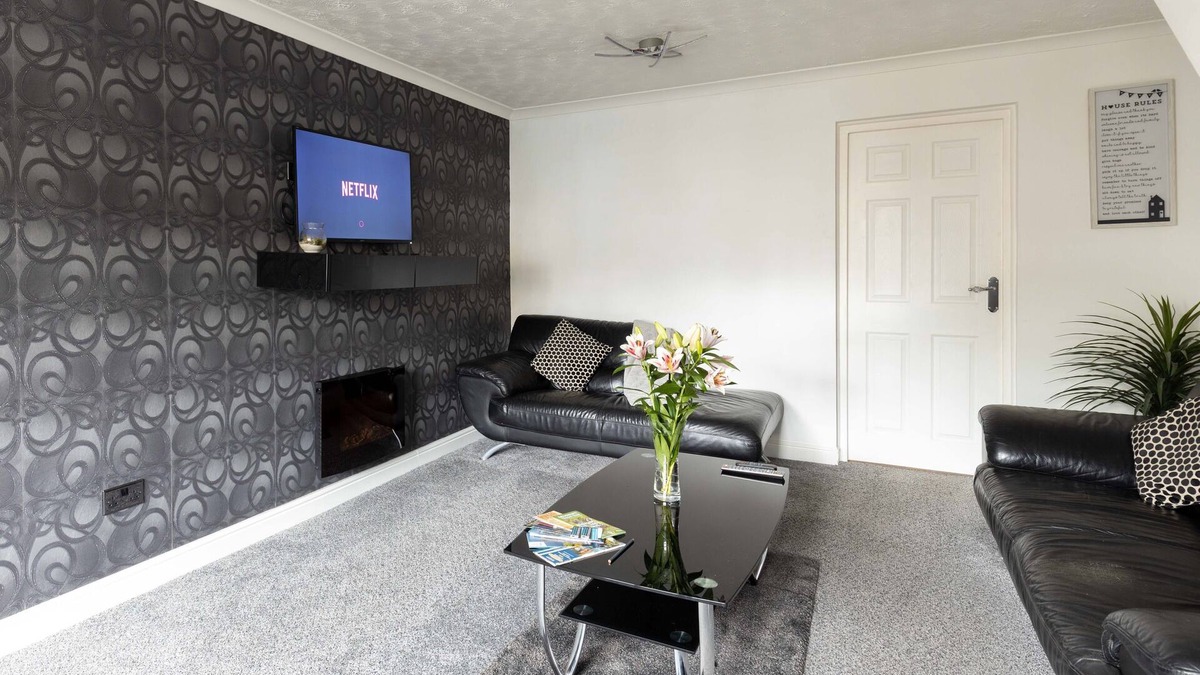 Loughborough House | CAPRI 13 SA 3 Bed - 6 Guests - Close to Uni & M1 - Parking - Wifi - Smart TV