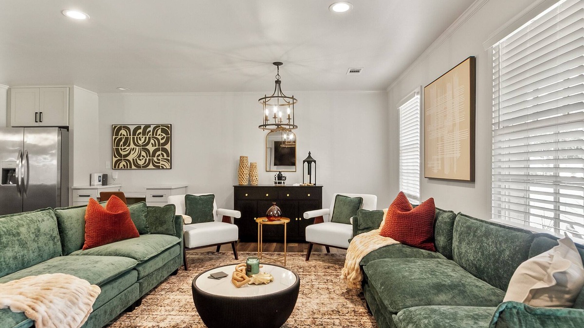 Northport House | Capstone Manor Luxe Design 3bd2ba No Fees Central yet Tranquil