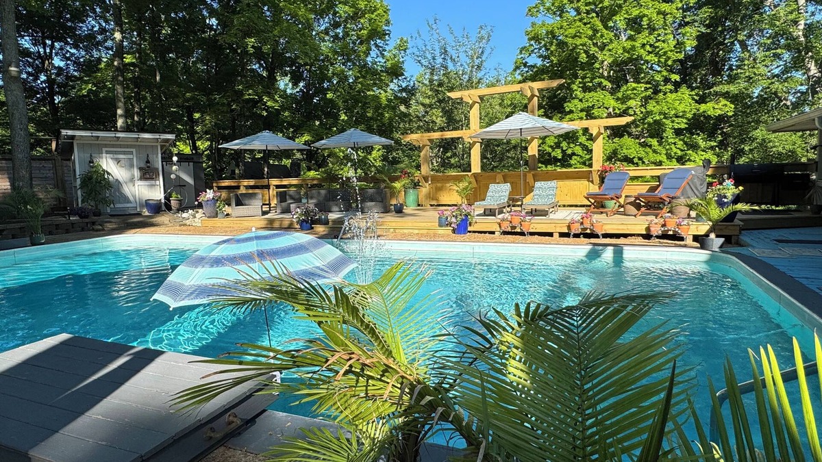 Poland House | ⚓Captain Bill's Guest House and heated pool access⚓