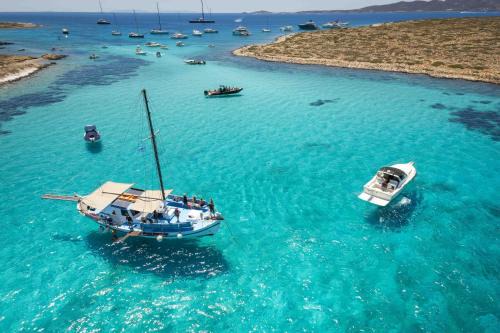 Piso Livadi Boat Rental | Captain Manolis - Greek Traditional Wooden Boat