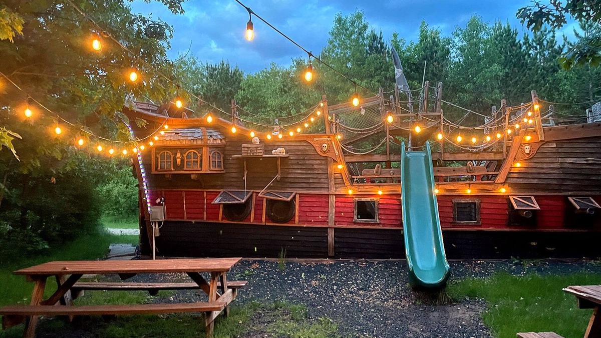 Lyndon Station Cabin | Captain Morgan's Pirate Ship Cabin! 15 mins Near the Dells