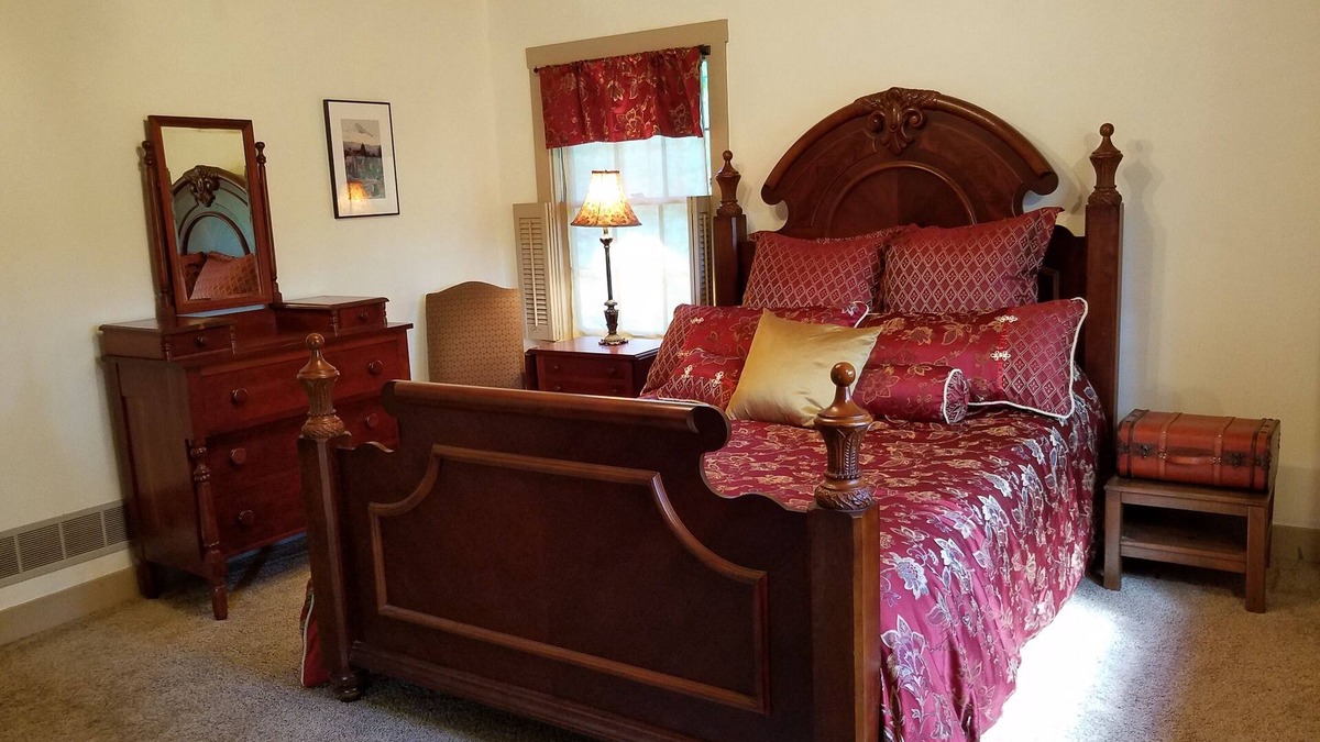 Buechel House | Captain's Annex; close to Bourbon Trail and Churchill Downs, far from ordinary!