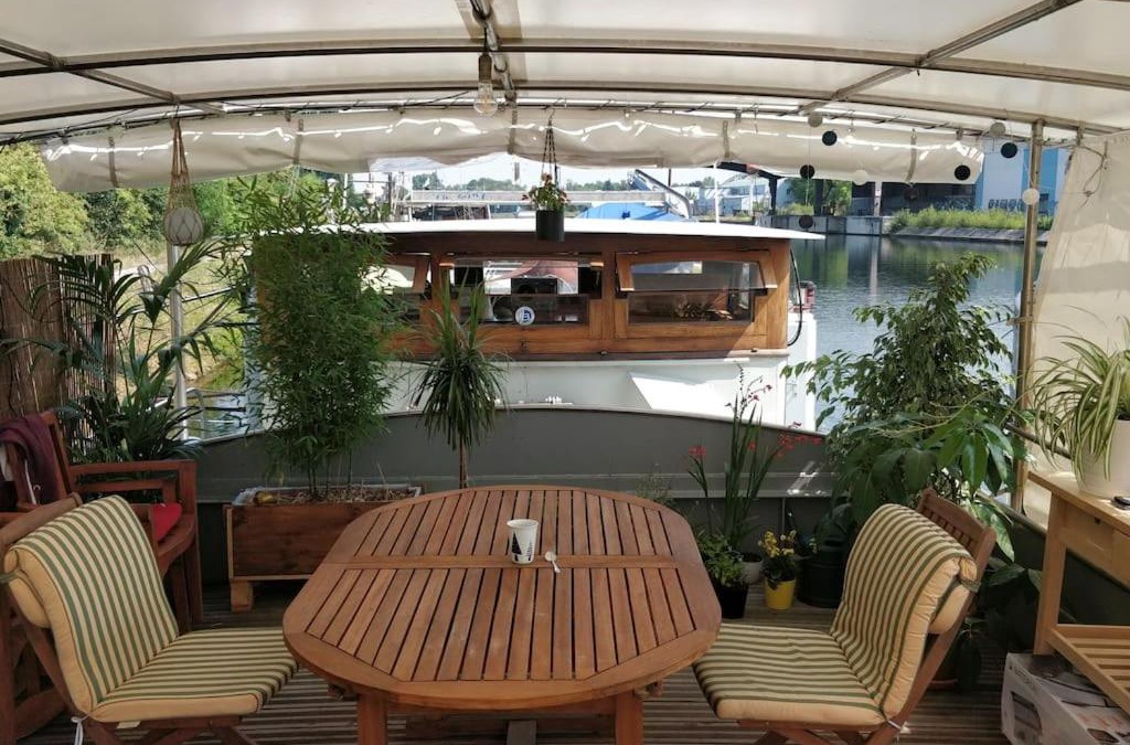 Orangerie Boat Rental | Captain's cabin: Cosy flat on a house boat