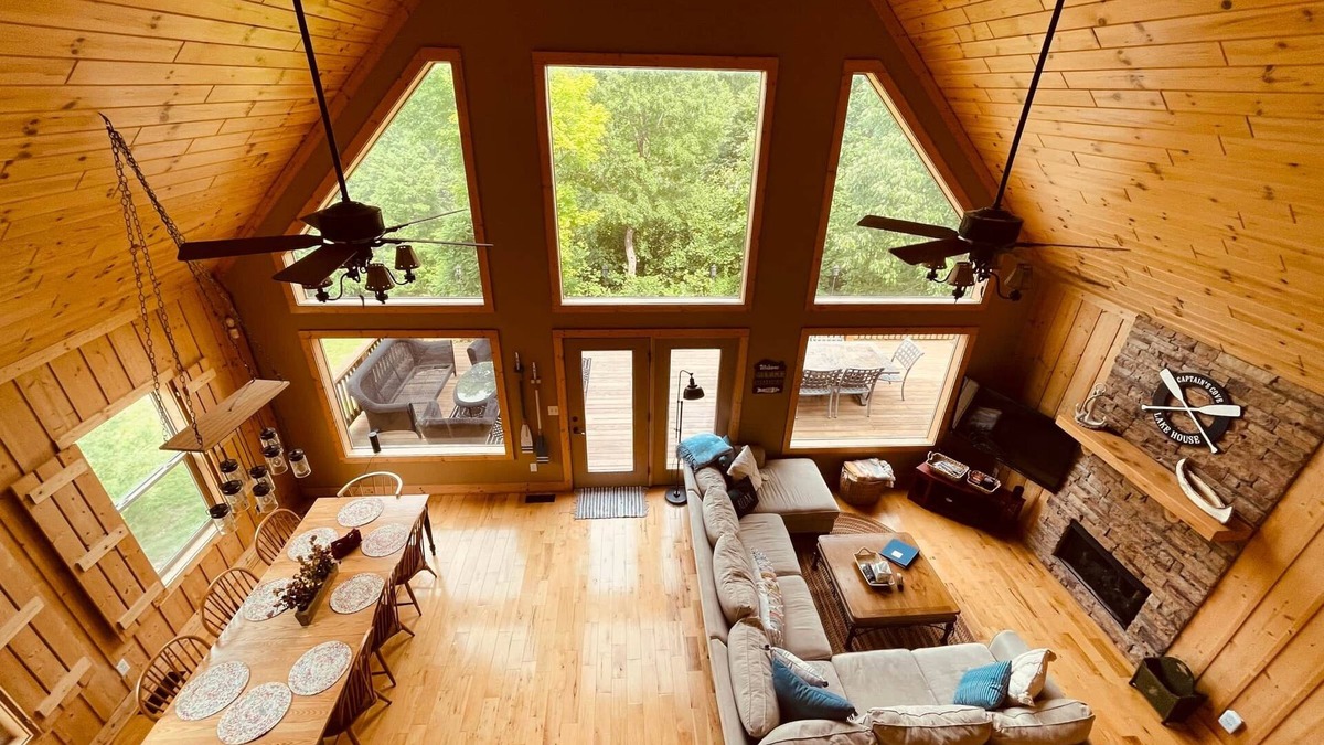 Cub Run House | Captain's Cove+ Nolin Lake + Mammoth Cave + Arcade + Hot Tub, Expansive Lakefront Home on Nolin Lake