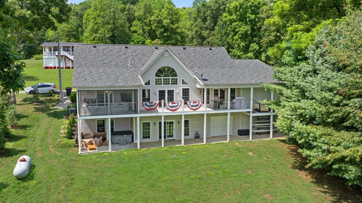 Clarkson Cabin | Captain's Lodge+ Nolin Lake + Mammoth Cave+ Arcade + Hot Tub, Table Tennis + Foosball+ Pizza Oven
