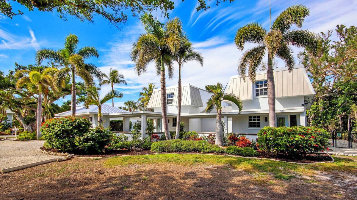 Shell Harbor House | Captain's Nest Sanibel, with Pergola on East End