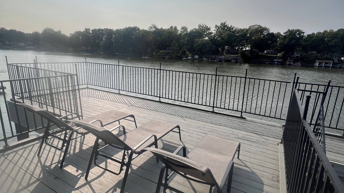 Monticello Cottage | Captain’s Shore: Lake level 3-bedroom cottage, perfect for swimming and fishing