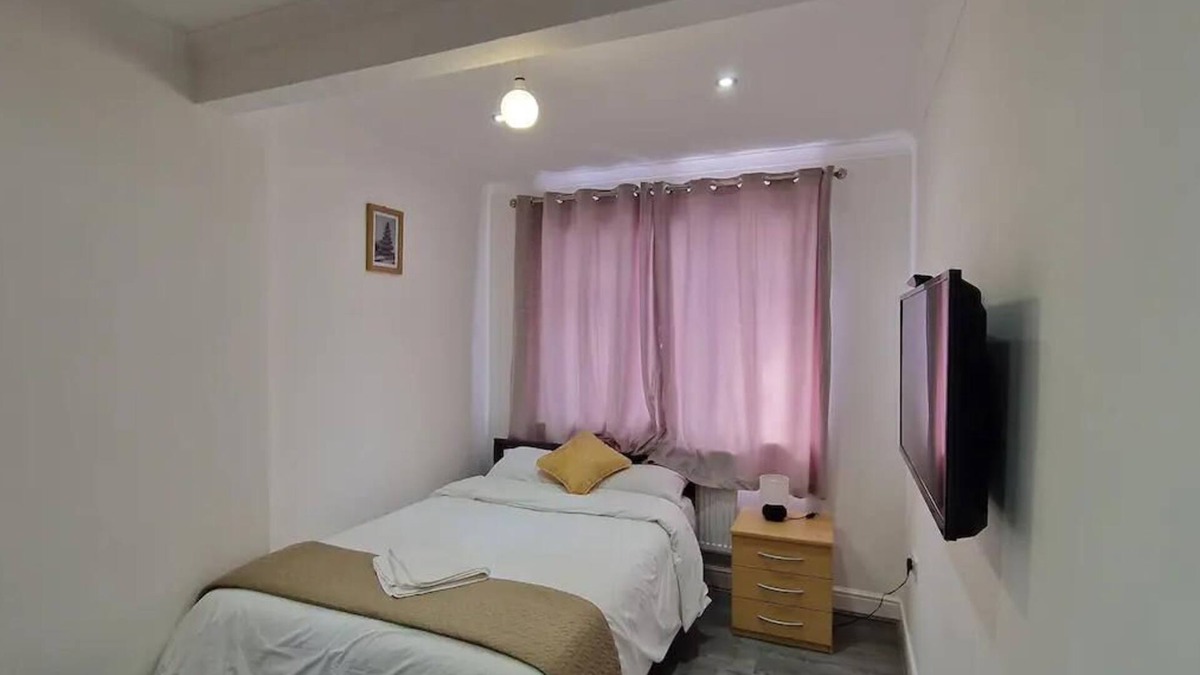 Clayhall Apartment | Captivating 2-Bed Apartment in Ilford